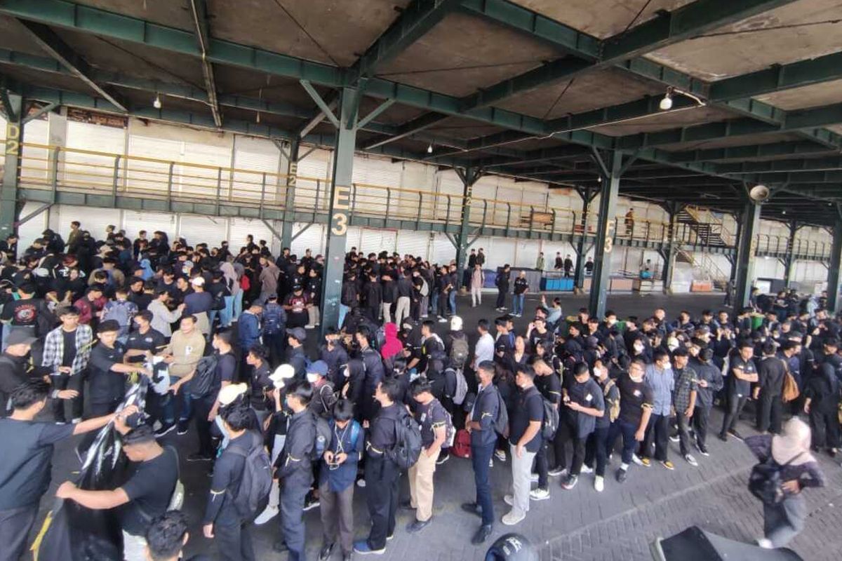 PERSIAPAN AKSI: Massa aksi dari mahasiswa dan elemen masyarakat saat berkumpul di Taman Parkir Abu Bakar Ali, Yogyakarta, Kamis (22/8/2024)