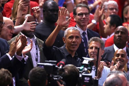 Pakai Jaket Kulit Hitam, Barack Obama Nonton Gim Kedua Final NBA