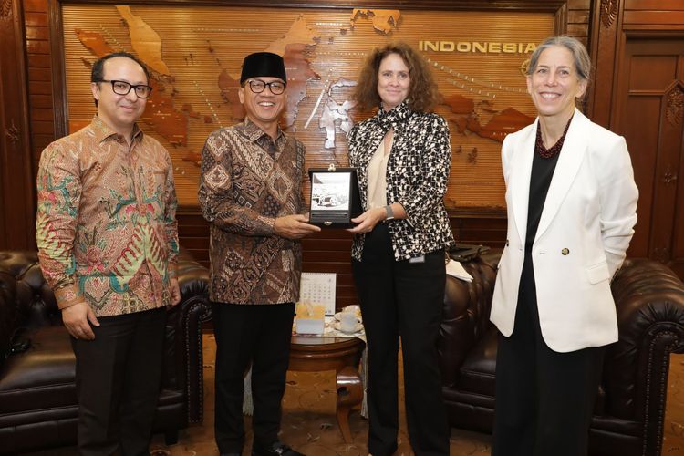 Mendes PDT Yandri Susanto saat menerima kunjungan Direktur Regional Planet World Bank untuk Asia Pasifik Timur Anna Wellenstein yang merupakan delegasi Bank Dunia di Kantor Kemendes PDTT, Jakarta, Kamis (21/11/2024). 