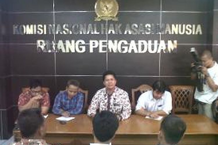 Sebanyak 13 orang yang mewakili dari tujuh gereja yang disegel di Kota Cianjur, Jawa Barat, mengadu ke kantor Komisi Nasional Hak Asasi Manusia (Komnas HAM), di Jakarta, Senin (2/6/2014).