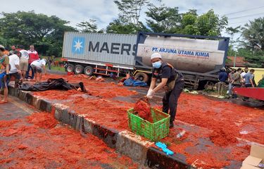 Relawan membersihkan cabai yang tumpah karena kecelakaan di Jalan Lingkar Salatiga