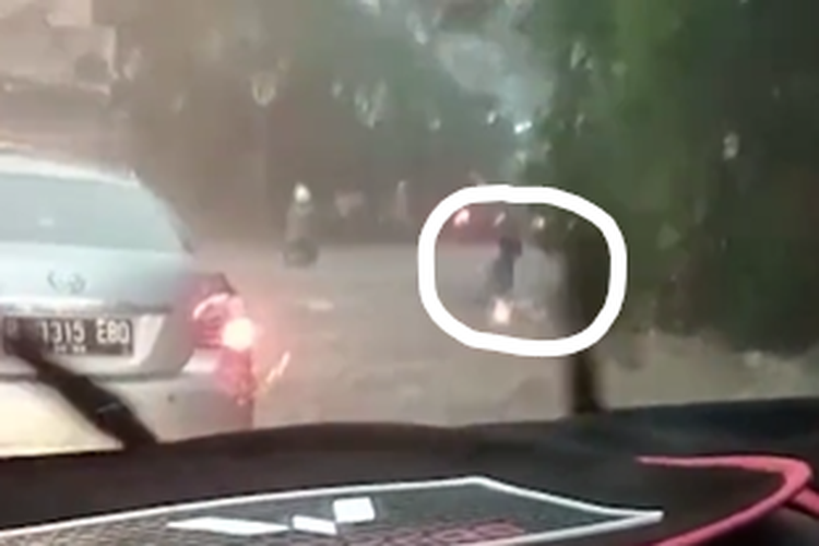 Detik-detik pengendara motor di Jalan Dadali Kota Bogor terseret arus dan jatuh ke gorong-gorong