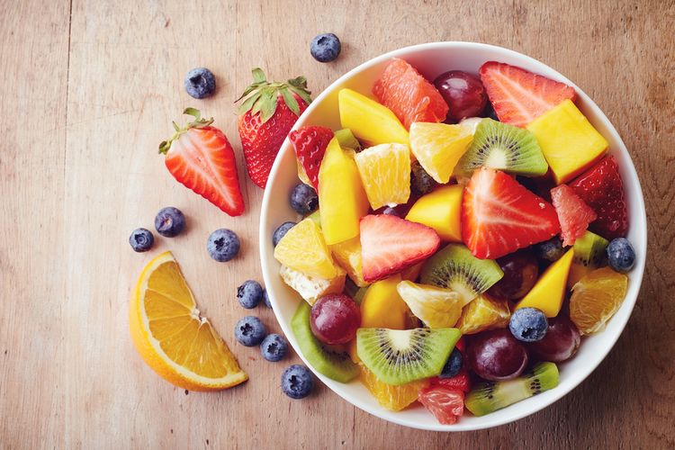 Tekanan darah tinggi dapat diturunkan dengan makan buah-buahan yang mengandung serat dan antioksidan, seperti stroberi, pisang, dan delima.  