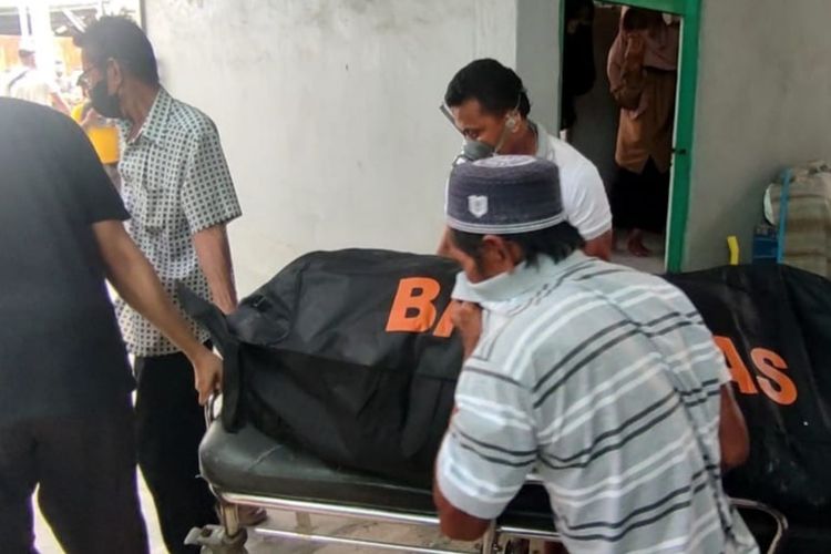 Foto: Proses evakuasi jenazah yang ditemukan membusuk di sebuah kos yang berlokasi di Kelurahan Beru, Kecamatan Alok Timur, Sikka, Sabtu (25/6/2022).