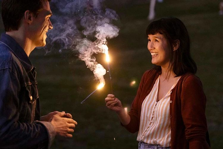 Zoe Chao dan Finn Wittrick dalam film Long Weekend (2021) 