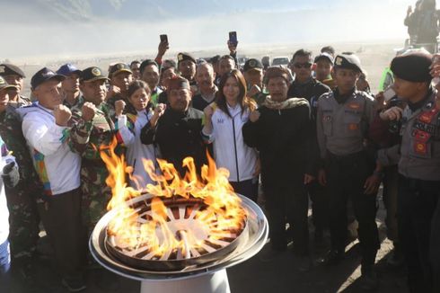 Api Obor Asian Games 2018 Berkobar di Puncak Gunung Bromo