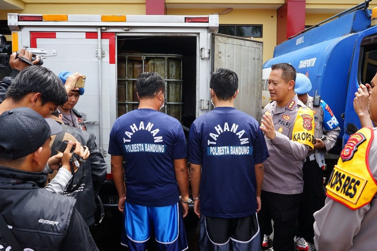 Kedua pelaku penyalahgunaan BBM bersubsidi jenis solar ditangkap jajaran satreskrim Polresta Bandung pada Selasa (23/1/2024)