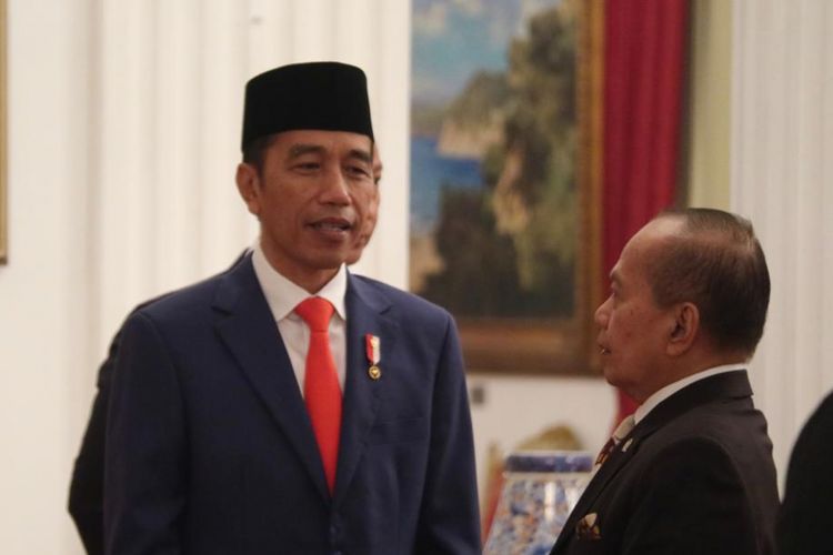 Wakil Ketua Umum Partai Demokrat Syarif Hasan berbincang dengan Presiden Joko Widodo di Istana Negara, Jakarta, Rabu (19/8/2018).   Perbincangan keduanya terjadi setelah Jokowi melantik gubernur dan wakil gubernur Nusa Tenggara Barat (NTB) periode 2018-2023, Zulkieflimansyah dan Sitti Rohmi Djalilah.