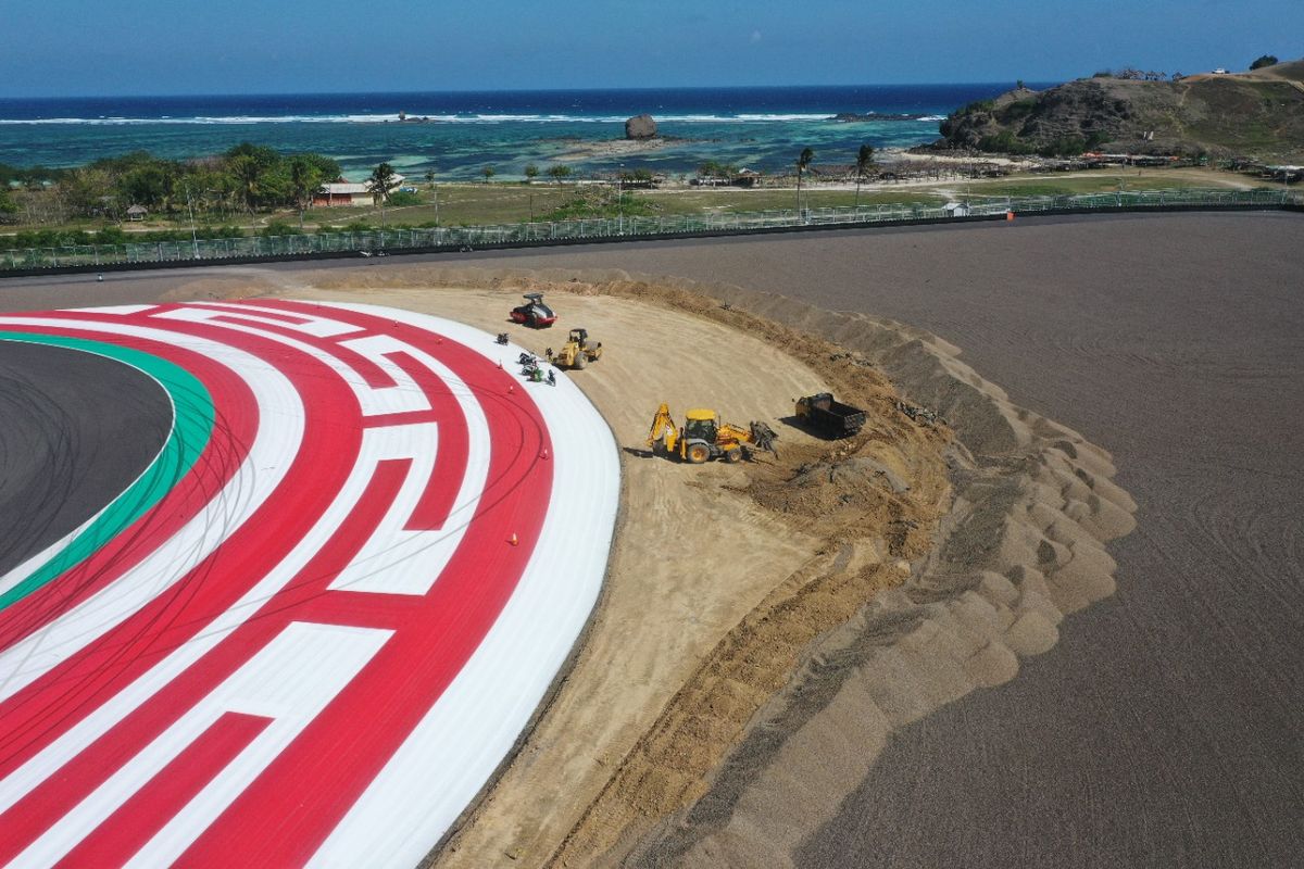 Pengerjaan track improvement di Sirkuit Mandalika jelang WSBK 2022 pada November mendatang.