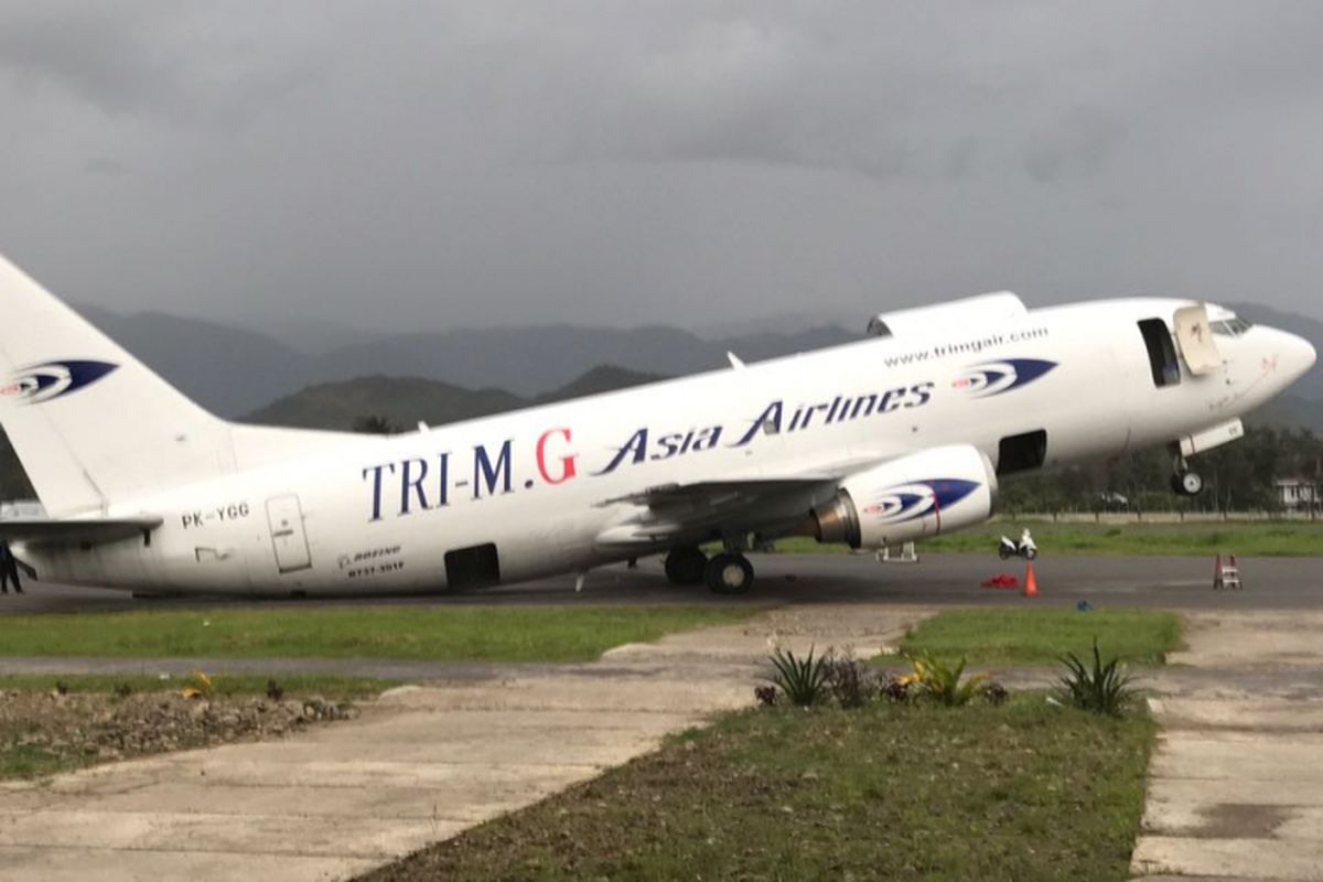 pesawat TRI-MG Asia Airline di Bandara Wamena