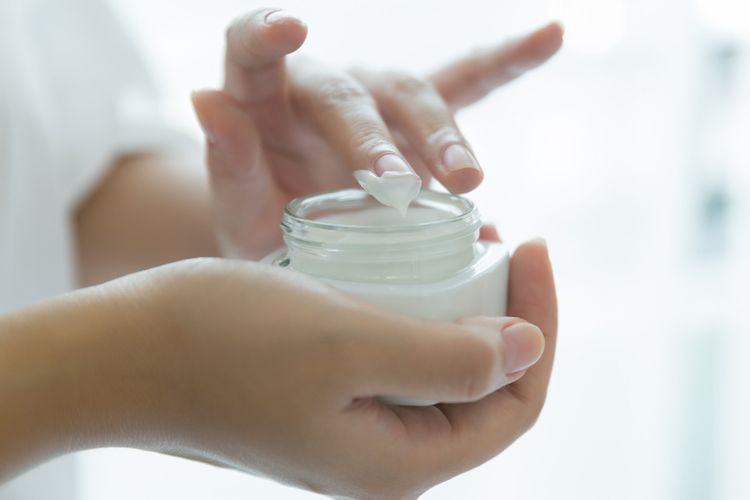 Ilustrasi memakai pelembap atau moisturizer, rekomendasi moisturizer murah untuk kulit berminyak