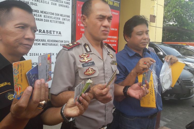 Polisi perlihatkan sejumlah barang bukti yang diperoleh dari penangkapan dua tersangka pelaku pembobolan ATM di Mapolsek Koja, Jakarta Utara, Rabu (11/4/2018).