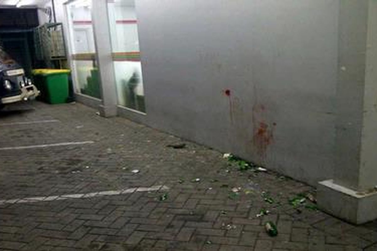 Bercak darah menjadi saksi keributan antar-remaja di 7-Eleven Salemba, Jakarta Pusat, Selasa (8/5/2012) dini hari.     