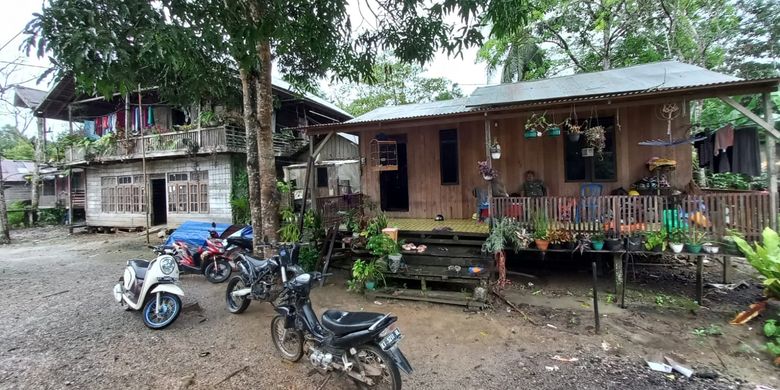 Rumah panggung yang dihuni Pandi bersama istrinya Samsiah beserta anak-anak mereka. Sudah puluhan keluarga asli suku Balik ini menetap di tepi Sungai Sepaku, di RT 3 Kelurahan Sepaku, Kecamatan Sepaku, Kabupaten Penajam Paser Utara, Kaltim, Jumat (23/2/2023). 