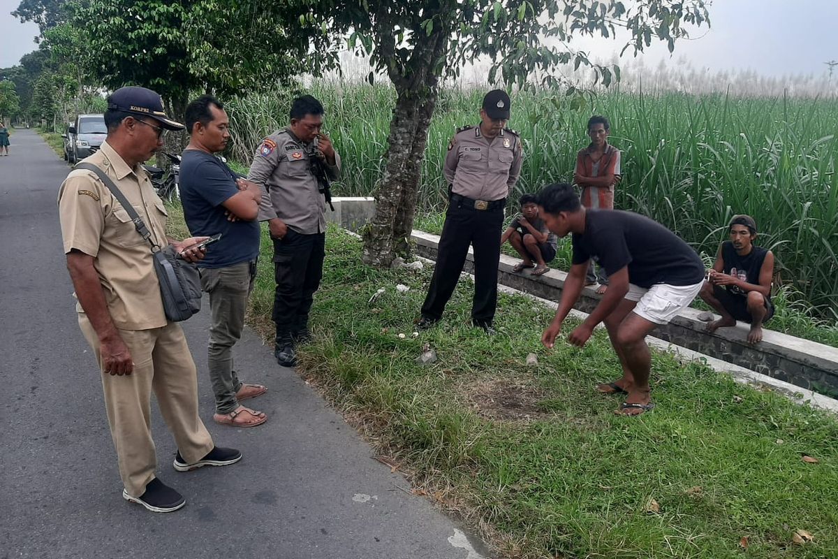 Warga dan petugas polisi di lokasi kejadian bungkusan yang meledak di Ringinsari, Kecamatan Kandat, Kabupaten Kediri, Jawa Timur, Selasa (6/5/2025).