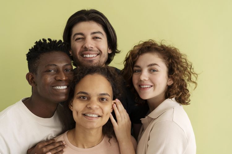 Ilustrasi wajah orang-orang dari berbagai ras.