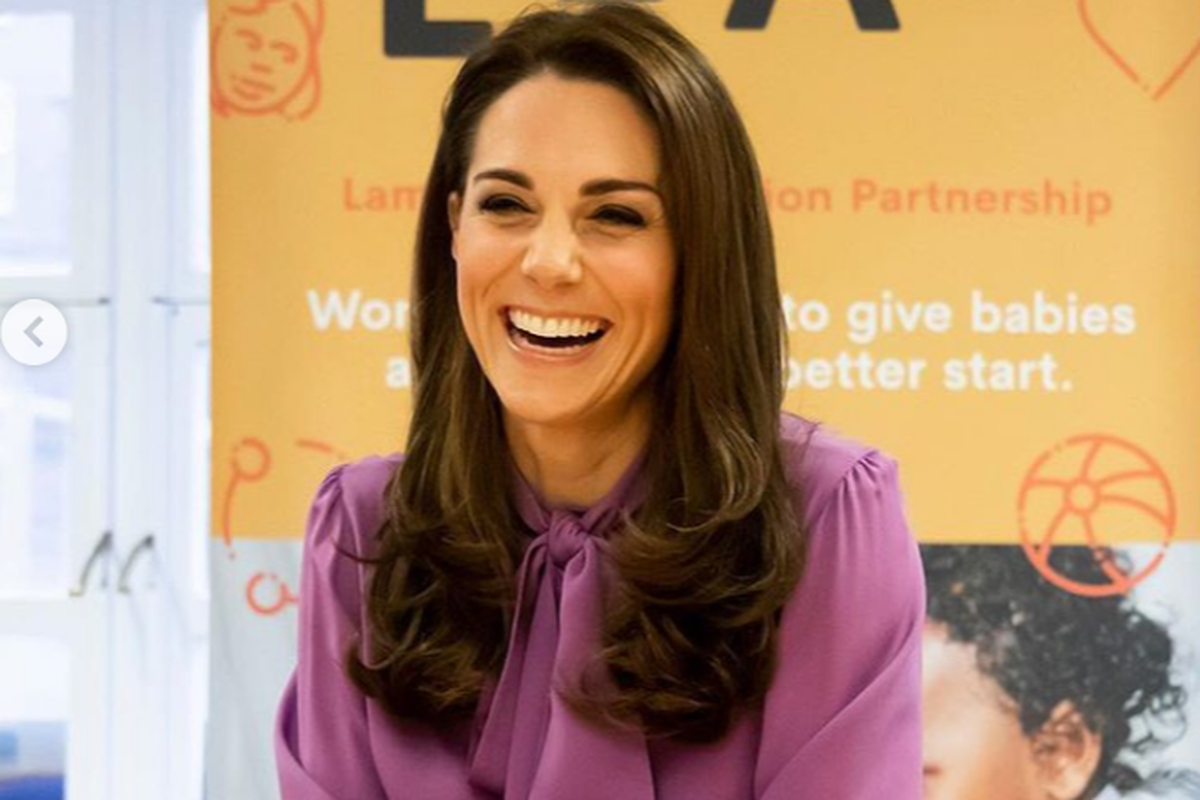 Gaya Kate Middleton dengan blouse pussy bow