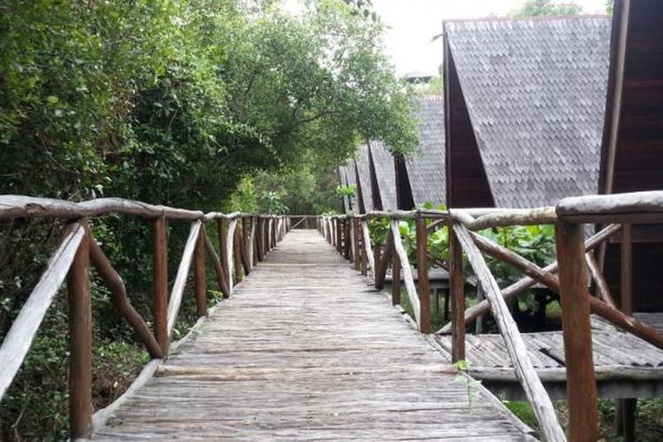 Jalan papan setapak yang mengantarkan pengunjung berkeliling melihat Taman Wisata Alam Angke Kapuk.