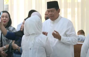 Suasana rumah duka almarhumah Titiek Puspa di kawasan Pancoran, Jakarta Selatan, pada Jumat (11/4/2025), terasa semakin haru saat Presiden ke-6 Republik Indonesia, Susilo Bambang Yudhoyono (SBY), datang melayat.