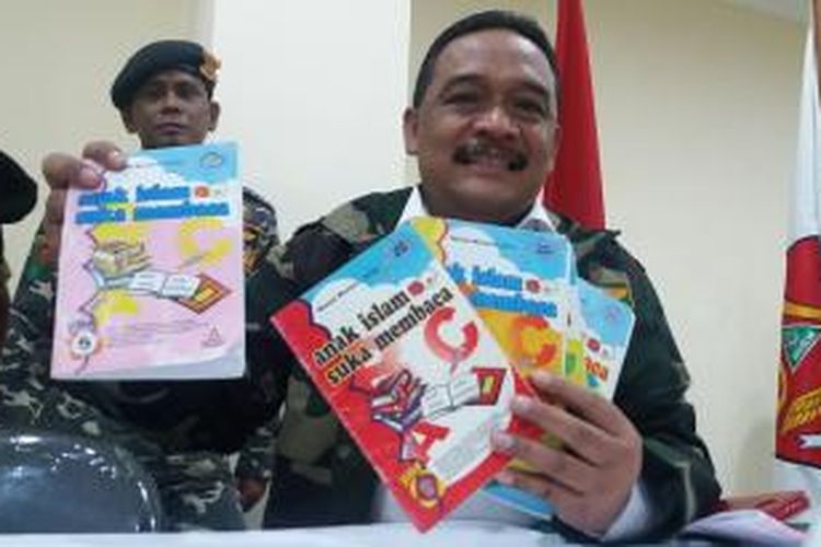 Wakil Ketua Umum GP Ansor, Benny Ramdhani menunjukkan buku-buku ajar TK yang mengandung unsur radikalisme