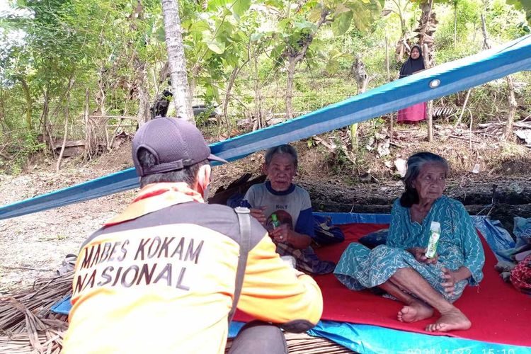 Kondisi pengungsi korban gempa 6,2 maginito di Desa Kayu Angin, Kecamatan Malunda, Kabupaten Majene, Sulawesi Barat yang bertahan hidup dibawa tenda pengungsian tak layak. Kamis, (28/1/2021).