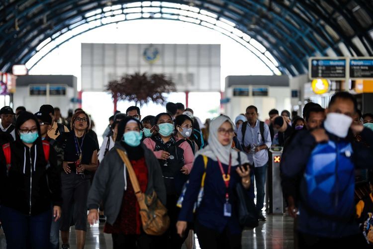 Warga menggunakan masker setelah turun dari kereta rel listrik di stasiun Palmerah, Jakarta, Selasa (3/3/2020). Presiden Joko Widodo mengimbau warga untuk tidak panik, tetapi tetap waspada dengan tetap higienis serta menjaga imunitas tubuh usai mengumumkan dua orang Warga Negara Indonesia (WNI) positif terjangkit virus corona yang saat ini dirawat di ruang isolasi RSPI Sulianti Saroso, Jakarta.