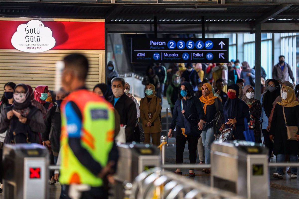 Penumpang kereta yang menggunakan masker saat keluar dari Stasiun Tanah Abang di Jakarta Pusat, Senin (14/9/2020). PSBB kembali diterapkan tanggal 14 September 2020, berbagai aktivitas kembali dibatasi yakni aktivitas perkantoran, usaha, transportasi, hingga fasilitas umum.