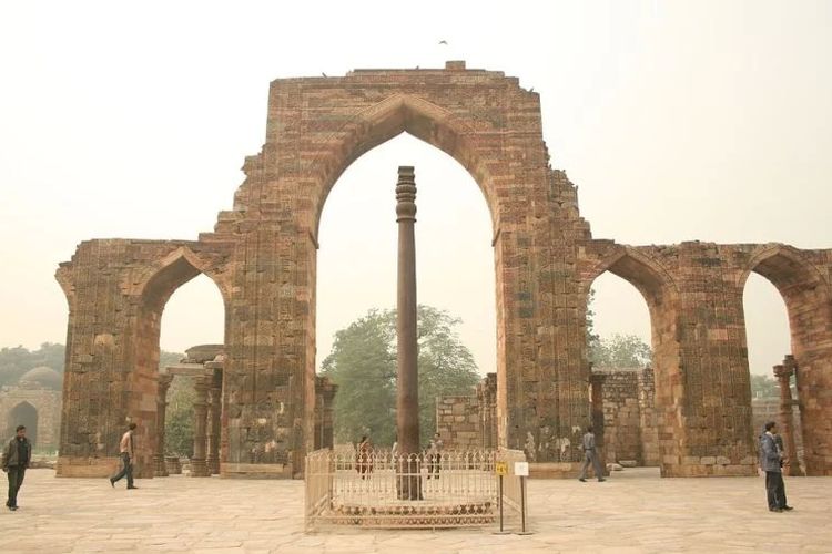 Pilar Besi Qutub Minar di kompleks Masjid Quwwat-ul-Islam di New Delhi, India.