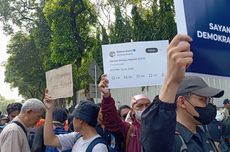 Massa Bawa Poster Berisi Cuitan Ridwan Kamil soal "Dewan Penipu Rakyat" Saat Demo di KPU RI