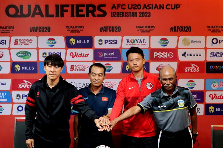 Jelang laga Kualifikasi Piala Asia 2023 pelatih timnas foto bersama Shin Tae-yong (Indonesia), Dinh The Nam (Vietnam), Cheung Kin Fung (Hongkong) dan Rajagopal Krishnasamy seusai preskon di Surabaya, Selasa (13/9/2022) siang.