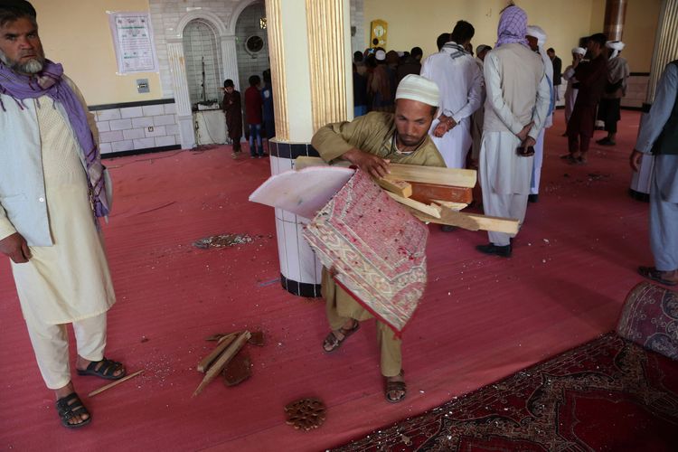 Umat terlihat di dalam masjid setelah ledakan bom di pinggiran Kabul pada 14 Mei 2021, yang menewaskan sedikitnya 12 orang.