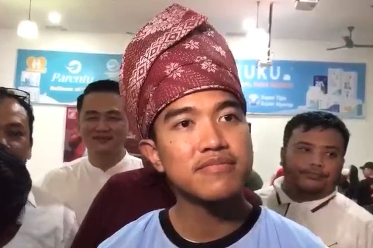 Kaesang Pangarep saat diwawancarai wartawan usai nobar debat ketiga capres bersama PSI Riau, di Kota Pekanbaru, Minggu (7/1/2024) malam.