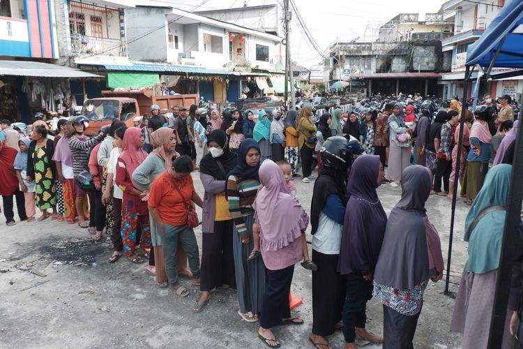 Operasi pasar murah di Kecamatan Ngabang, Kabupaten Landak, Kalimantan Barat (Kalbar) diserbu warga, Selasa (19/3/2024) pagi. Ratuan orang rela antre untuk mendapat bahan pokok dengan harga yang terjangkau. 