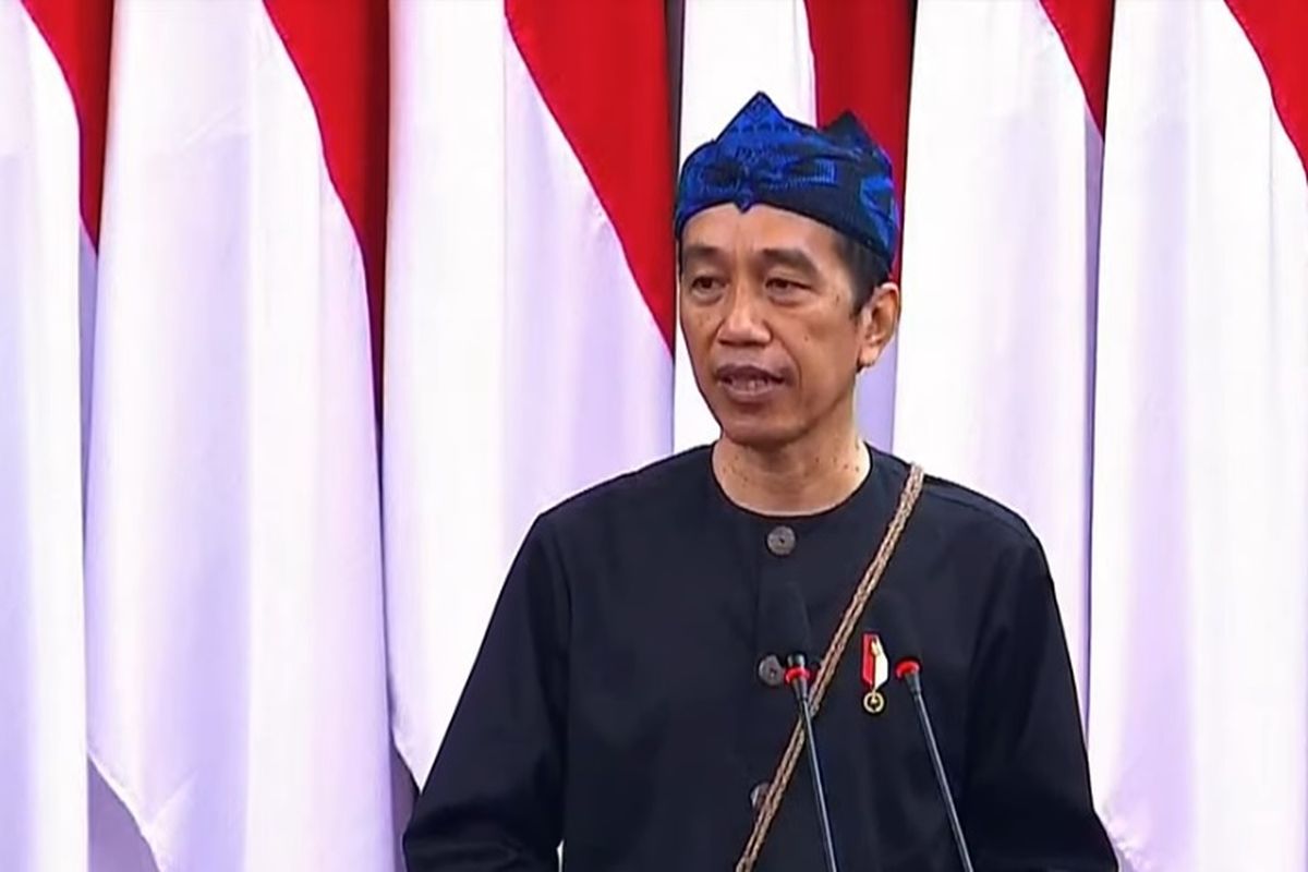 Presiden Joko Widodo mengenakan pakaian adat orang Kanekes atau Suku Badui saat menyampaikan pidato kenegaraan dalam Sidang Bersama DPD dan DPR, Senin (16/8/2021).