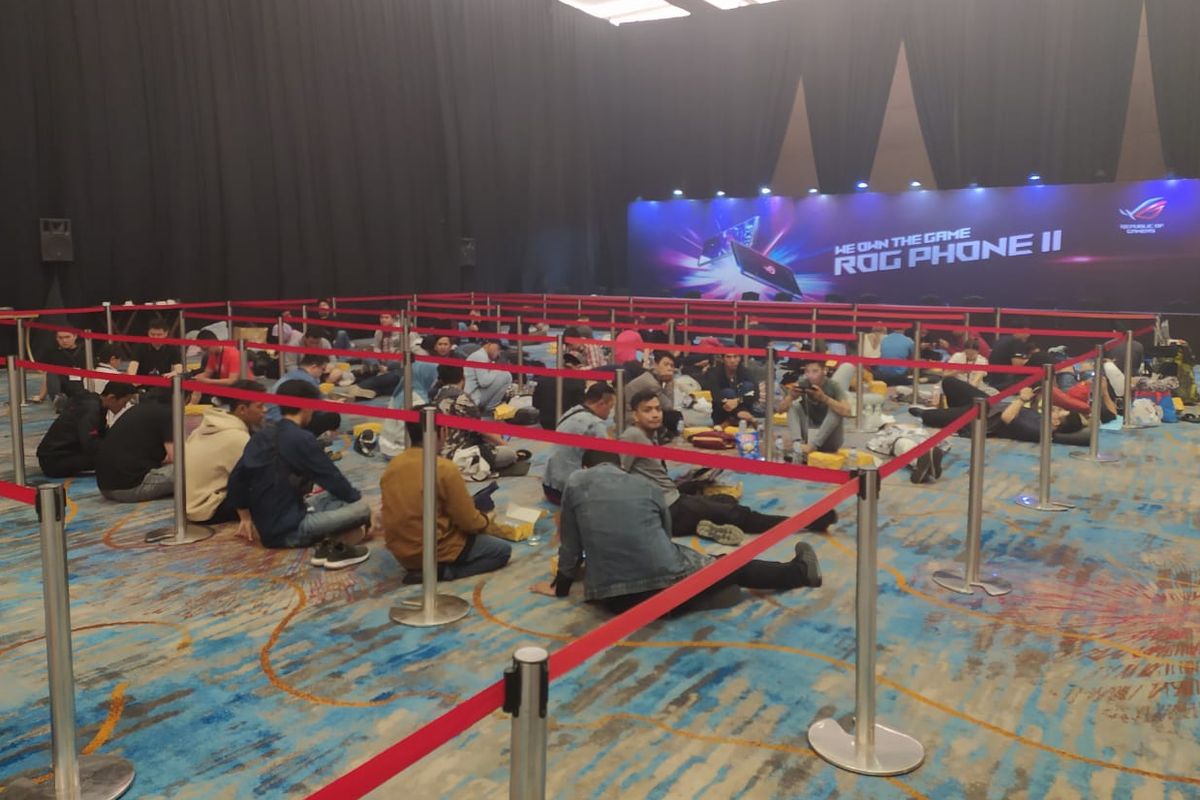 Suasana antrean pembeli Asus ROG Phone II