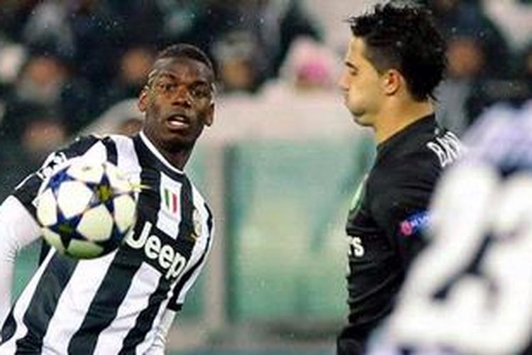 Gelandang serang Juventus dari Perancis, Paul Pogba (kiri), memperhatikan bola yang dieksekusinya di sebelah pemain Celtic FC, Beram Kayal, dalam laga kedua 16 besar Liga Champions di Juventus Stadium, Turin, Rabu (6/3/2013). 