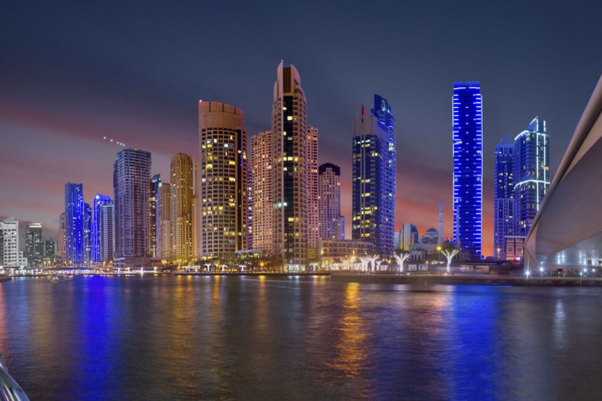 Ilustrasi Dubai Marina di malam hari