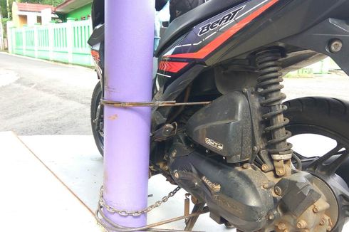 Motor yang Diduga Milik Pencuri Ini Dilas ke Tiang oleh Warga