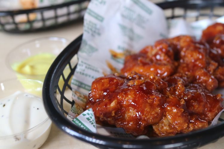 Chicken wings Atomic Blast yang merupakan rasa ter pedas di antara sembilan rasa lainnya, di Wingstop Indoneaia.