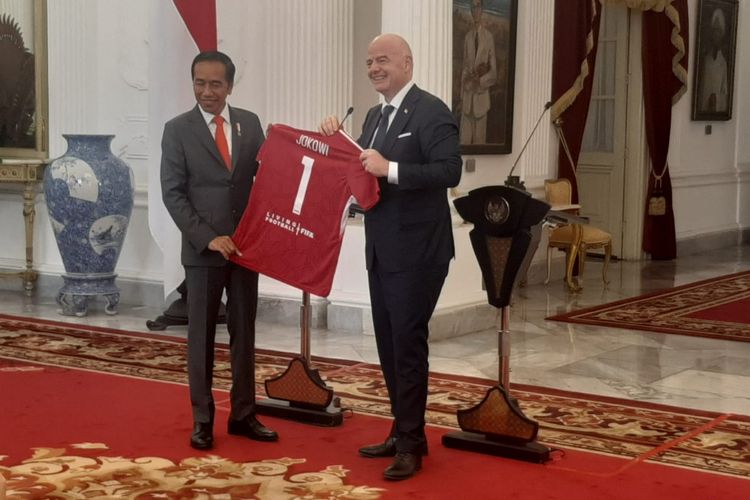 Presiden Joko Widodo menerima cinderamata berupa kaus jersei bertuliskan Jokowi 1 dari Presiden FIFA Gianni Infantino di Istana Merdeka, Jakarta, Selasa (18/10/2022).