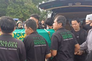 Reza Arap Ikut Gotong Keranda Jenazah Lula Lahfah di TPU Rawa Trate