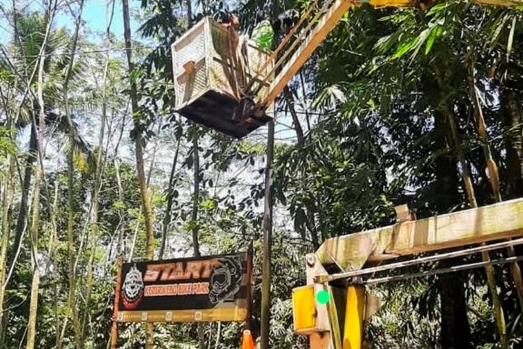 Petugas Dinas Perhubungan Kabupaten Sleman saat memperbaiki lampu penerangan di jalur evakusi bencana Gunung Merapi daerah Kemirikebo. (Foto dokumentasi Dishub Sleman)