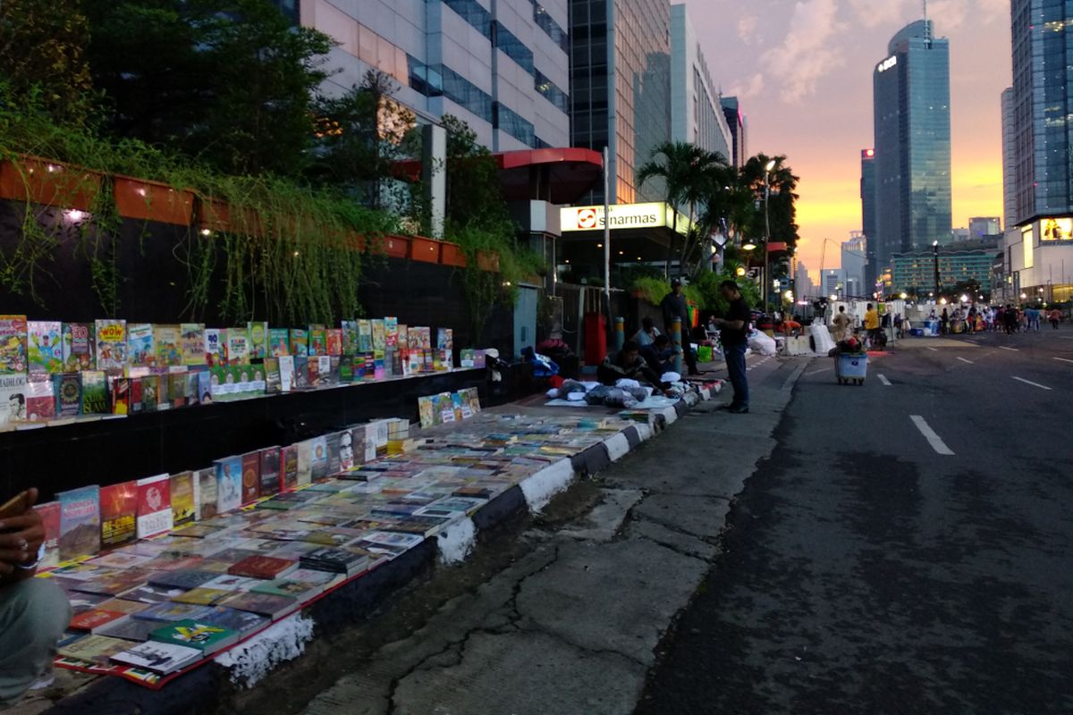 PKL berjualan di sepanjang jalan Thamrin di acara car free night jalan MH Thamrin, Minggu (31/12/2017)