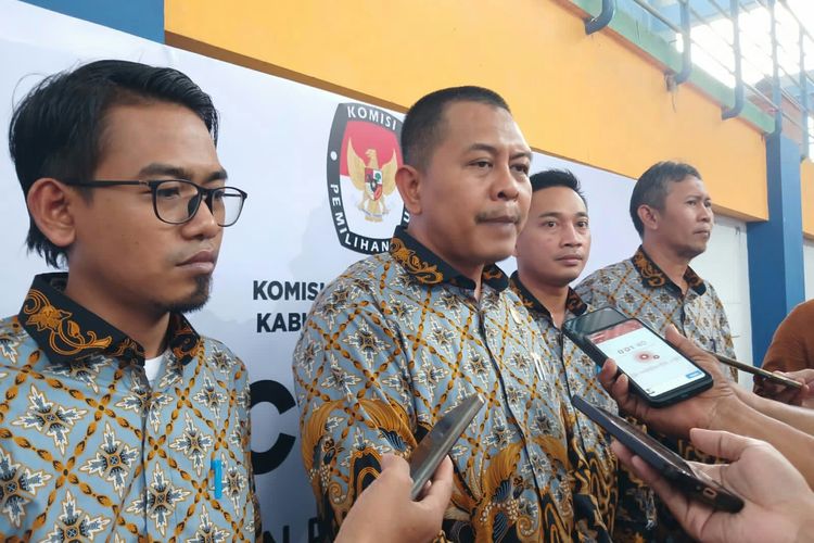 Ketua KPU Lamongan, Mahrus Ali (dua dari kiri).