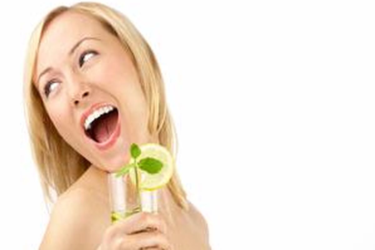 Rawat keindahan kulit dari dalam. Minum jus yang bernutrisi untuk kulit. Banyak makan sayur dan buah, serta minum air putih. 