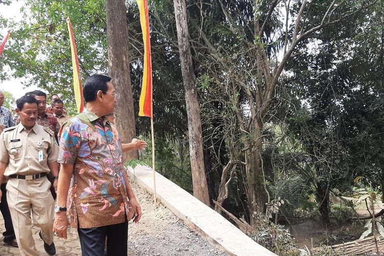 Gubernur DIY Sri Sultan Hamengku Buwono X (Depan Batik) Saat Mengunjungi Petilasan di Padukuhan Kaligayam Lor, Desa Rejosari, Kecamatan Semin Senin (22/7/2019)