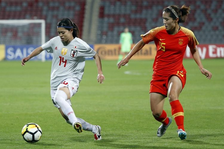 Gelandang timnas putri Jepang, Yui Hasegawa, berebut bola dengan pemain tengah China, Duan Song, dalam pertandingan Semi Final Piala Asia Wanita 2018 antara Jepang dan China di Stadion Raja Abdullah II, Jordania, pada 17 April 2018.