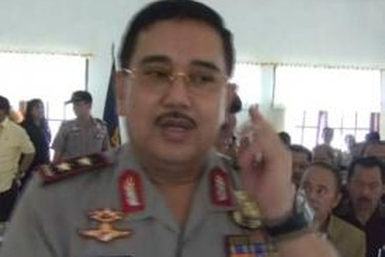 Kapolda sulselbara Irjenpol Burhanuddin Andi pantau situasi Mamasa pasca bentrokan poliis dan warga yang berbuntut penghancuran dna pembakaran kantor polisi di kota Mamasa 