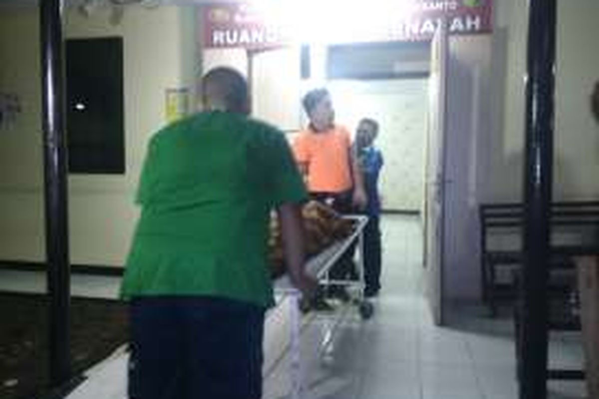 Murtiah (30), penghuni Panti Sosial Bina Insan Bangun Daya 2, Cipayung, Jakarta Timur, tewas dikeroyok lima orang sesama penghuni panti tersebut. Jenazah Murtiah malam ini diotopsi di RS Polri atas permintaan keluarga. Senin (19/9/2016).