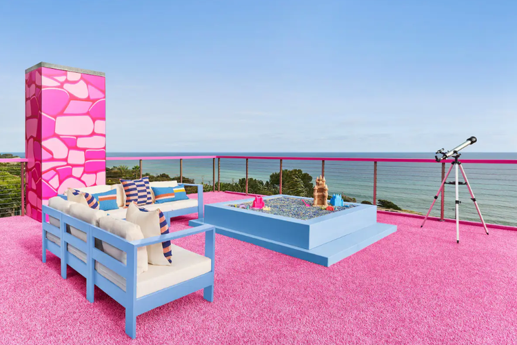 Area rooftop di Malibu DreamHouse, rumah ikonik milik Barbie
